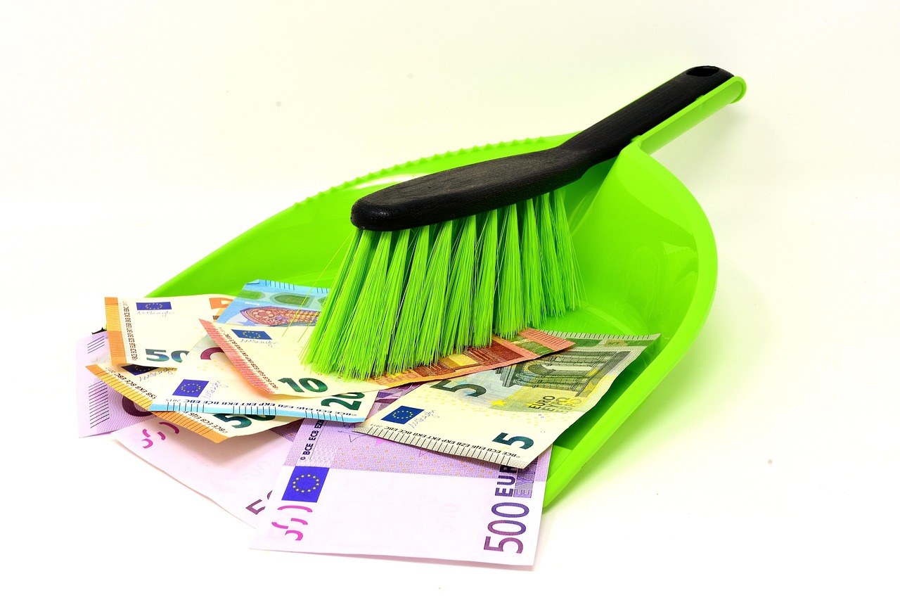 Inquilino moroso in casa, documento legale e avvocato discutono di sfratto.