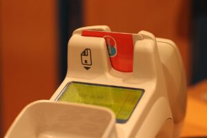 Carta d'Identità Elettronica (CIE) mostrata su sfondo neutro, simbolo di identità digitale in Italia.